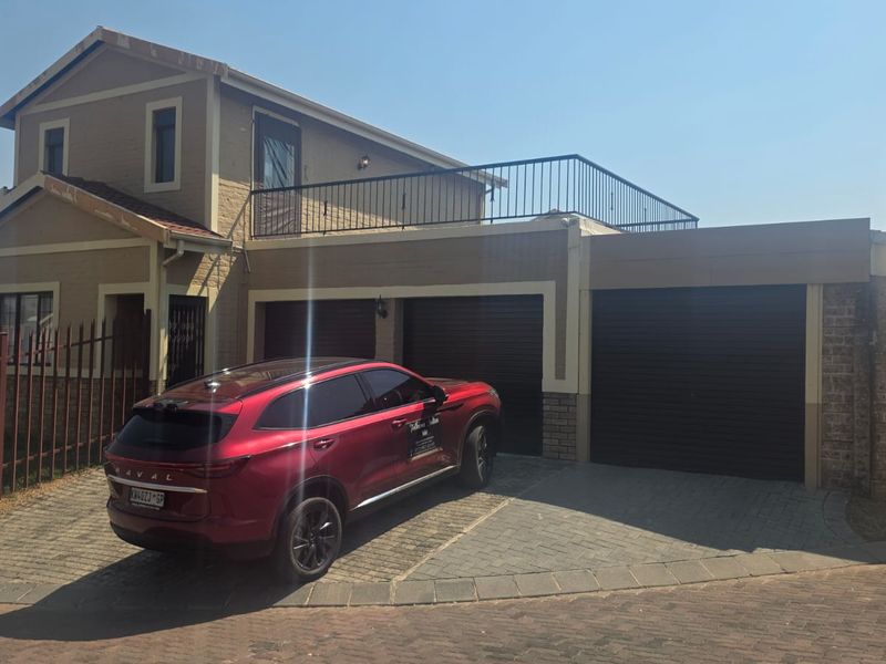 Exceptional 4-Bedroom Family Haven in Secure Estate - Photo 3