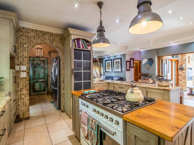 Spacious 5-Bedroom Family Home in Sought-After Sovereign Park Estate - Photo 10