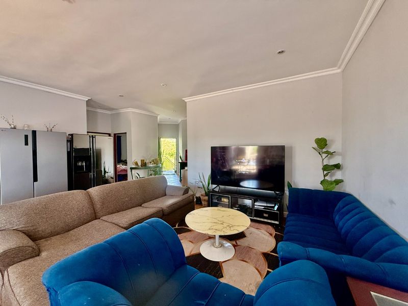Modern Top-Floor Apartment with Stunning Hartbeespoort Views - Photo 2