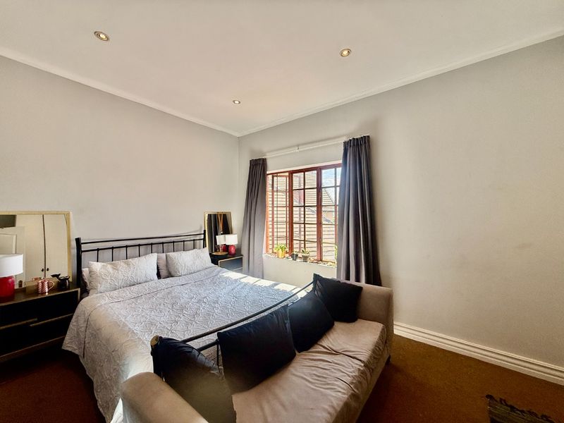 Modern Top-Floor Apartment with Stunning Hartbeespoort Views - Photo 9