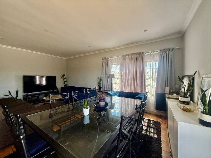 Modern Top-Floor Apartment with Stunning Hartbeespoort Views - Photo 8