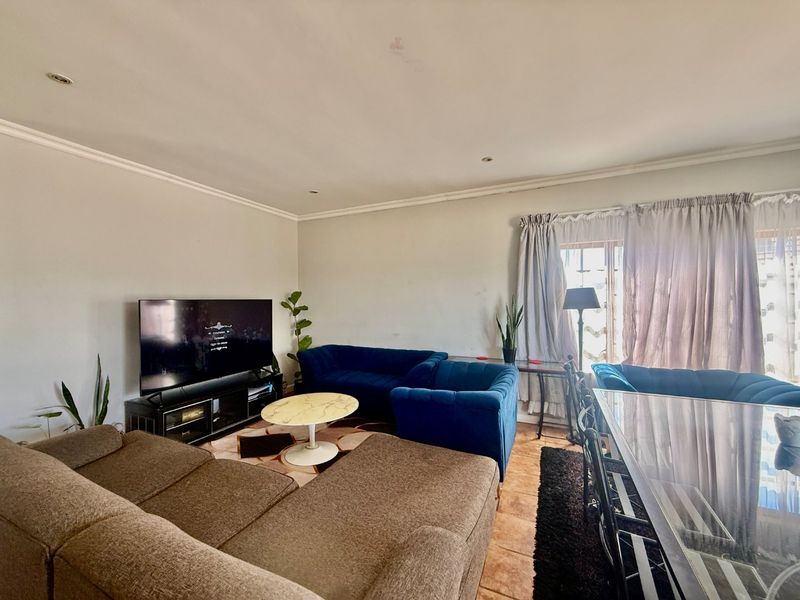 Modern Top-Floor Apartment with Stunning Hartbeespoort Views - Photo 3