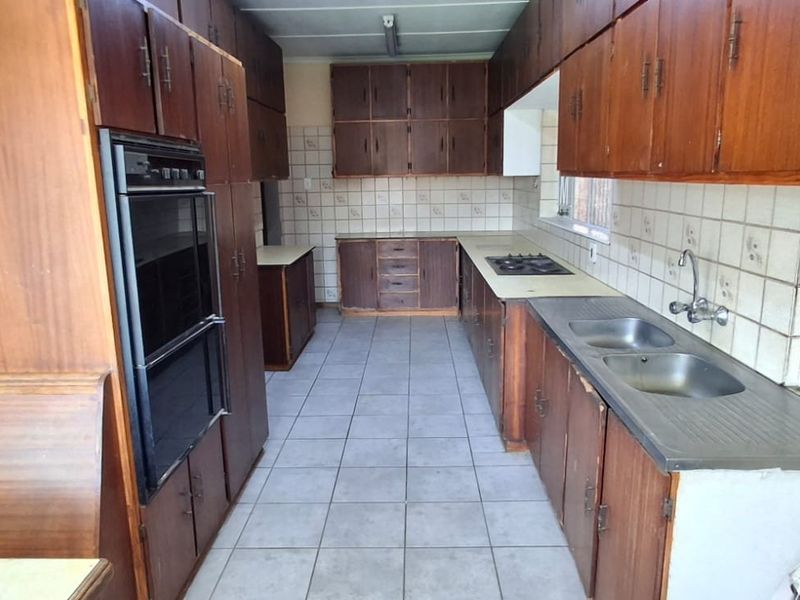 HOUSE WITH 2 FLATS FOR SALE - Photo 5