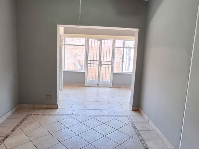 HOUSE WITH 2 FLATS FOR SALE - Photo 10