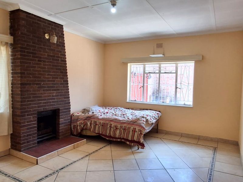 HOUSE WITH 2 FLATS FOR SALE - Photo 9