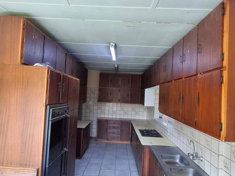 HOUSE WITH 2 FLATS FOR SALE - Photo 6