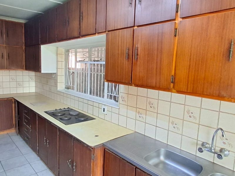 HOUSE WITH 2 FLATS FOR SALE - Photo 3