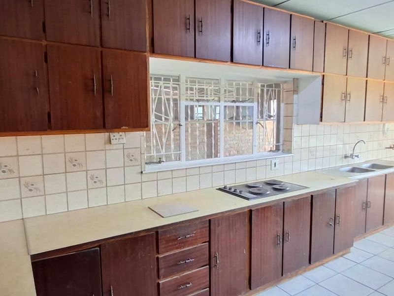 HOUSE WITH 2 FLATS FOR SALE - Photo 2