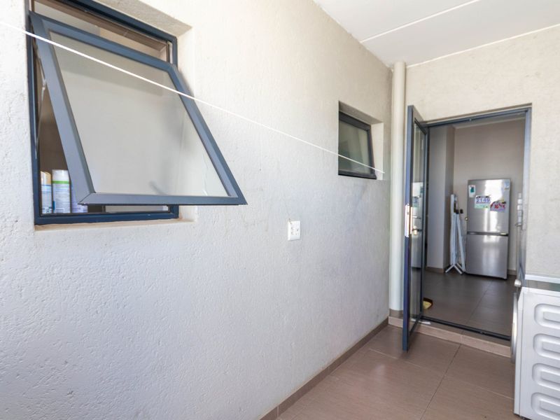 MODERN 2 BEDROOM 2 BATHROOM APARTMENT IN KYALAMI - Photo 9