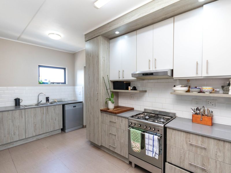 MODERN 2 BEDROOM 2 BATHROOM APARTMENT IN KYALAMI - Photo 6