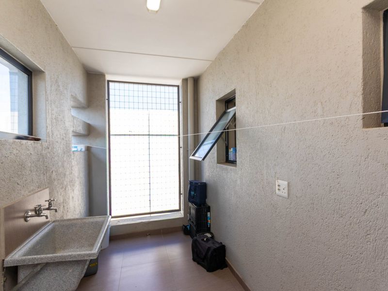 MODERN 2 BEDROOM 2 BATHROOM APARTMENT IN KYALAMI - Photo 10