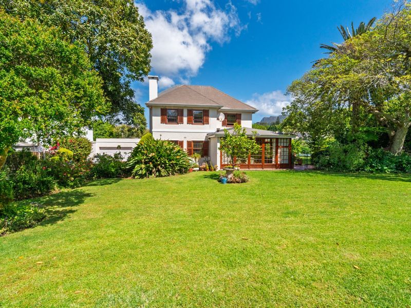 A Generous Family Home with ±1,400 m2 of Additional Land to develop and/or sub-divide at will - Photo 4