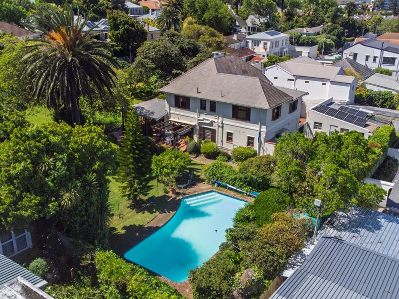 A Generous Family Home with ±1,400 m2 of Additional Land to develop and/or sub-divide at will - Photo 2