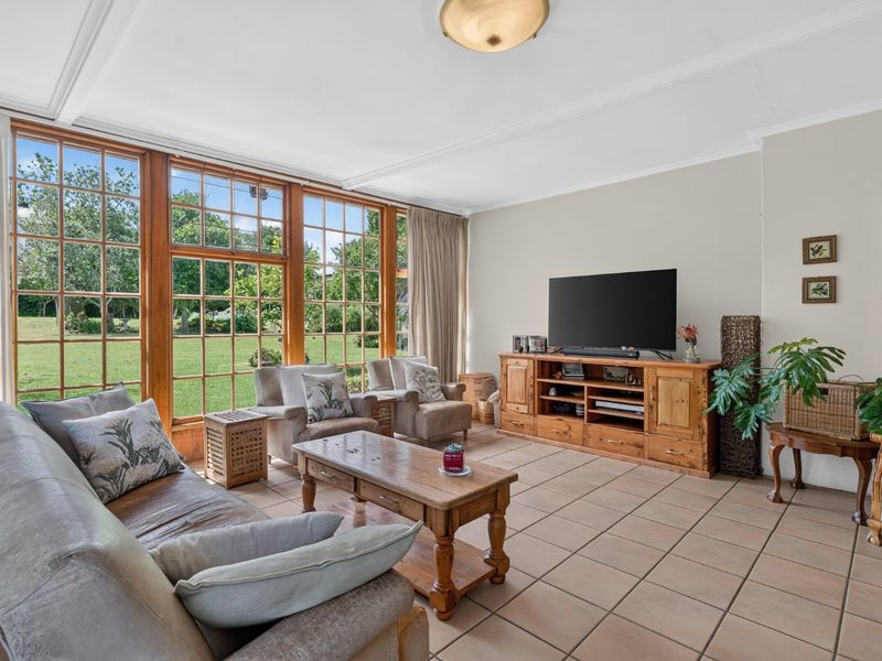 A Generous Family Home with ±1,400 m2 of Additional Land to develop and/or sub-divide at will - Photo 10