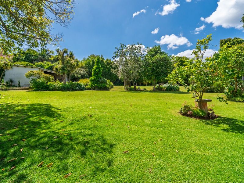 A Generous Family Home with ±1,400 m2 of Additional Land to develop and/or sub-divide at will - Photo 8
