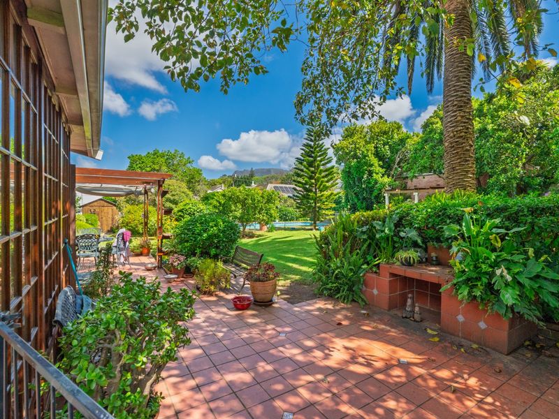 A Generous Family Home with ±1,400 m2 of Additional Land to develop and/or sub-divide at will - Photo 7