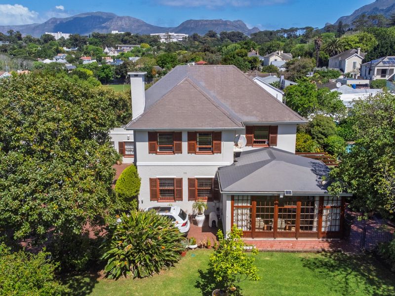 A Generous Family Home with ±1,400 m2 of Additional Land to develop and/or sub-divide at will - Photo 6