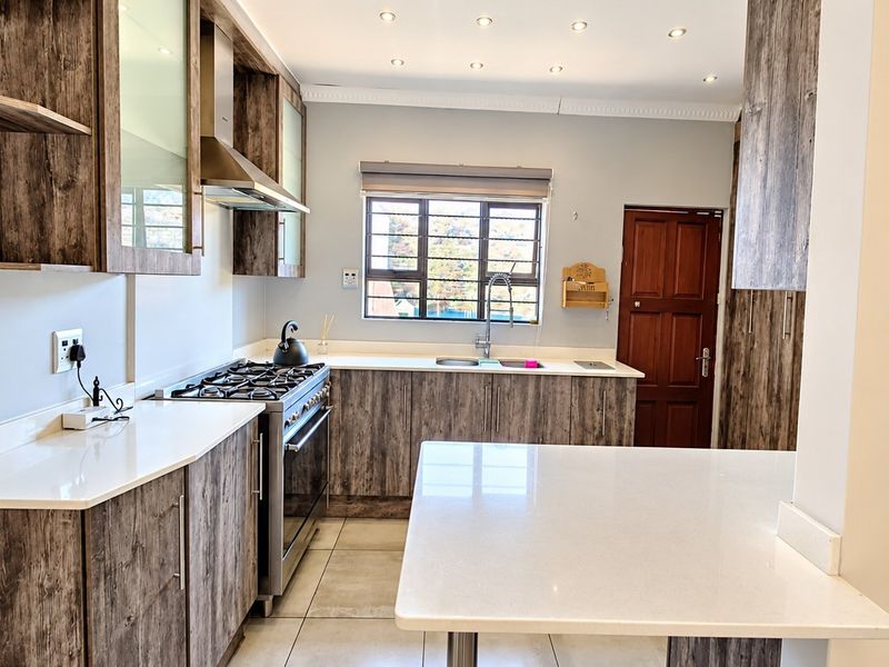 Modern - Completely renovated Family Home - Photo 5