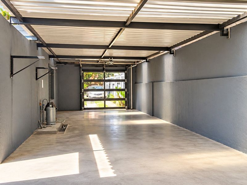 Modern - Completely renovated Family Home - Photo 3