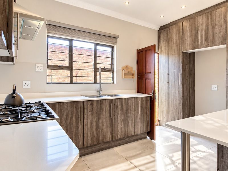 Modern - Completely renovated Family Home - Photo 8