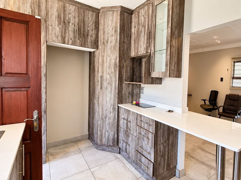 Modern - Completely renovated Family Home - Photo 7