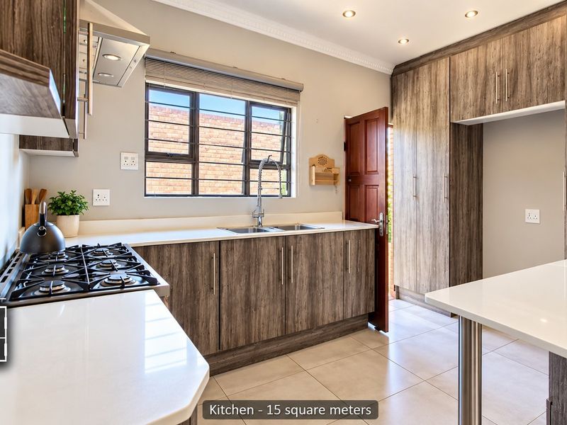 Modern - Completely renovated Family Home - Photo 6