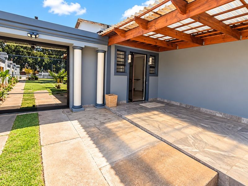 Modern - Completely renovated Family Home - Photo 2