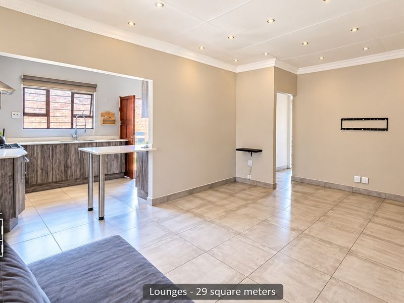 Modern - Completely renovated Family Home - Photo 4