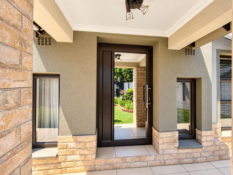 Immaculate, Upgraded Family Home with Separate Flat, Separate Entrances and magnificent entertainment area - Photo 5