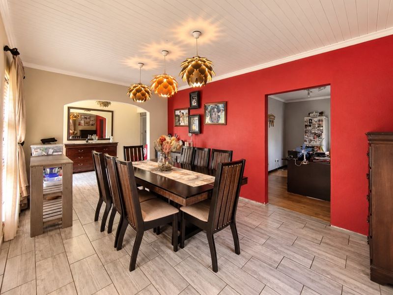 Immaculate, Upgraded Family Home with Separate Flat, Separate Entrances and magnificent entertainment area - Photo 9
