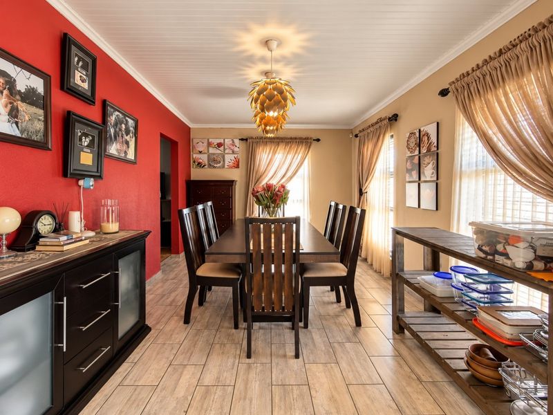 Immaculate, Upgraded Family Home with Separate Flat, Separate Entrances and magnificent entertainment area - Photo 8