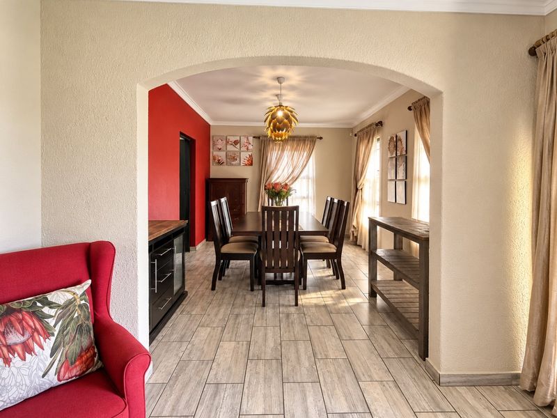 Immaculate, Upgraded Family Home with Separate Flat, Separate Entrances and magnificent entertainment area - Photo 7