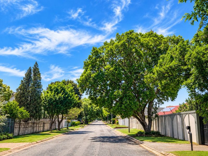 Immaculate, Upgraded Family Home with Separate Flat, Separate Entrances and magnificent entertainment area - Photo 3