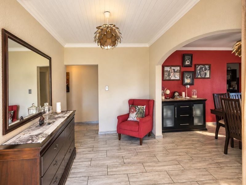 Immaculate, Upgraded Family Home with Separate Flat, Separate Entrances and magnificent entertainment area - Photo 6