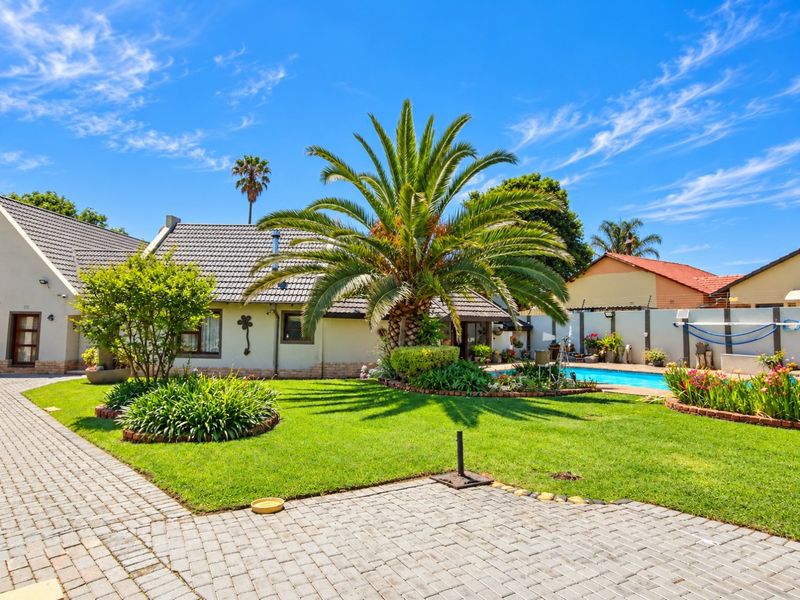 Immaculate, Upgraded Family Home with Separate Flat, Separate Entrances and magnificent entertainment area - Photo 2