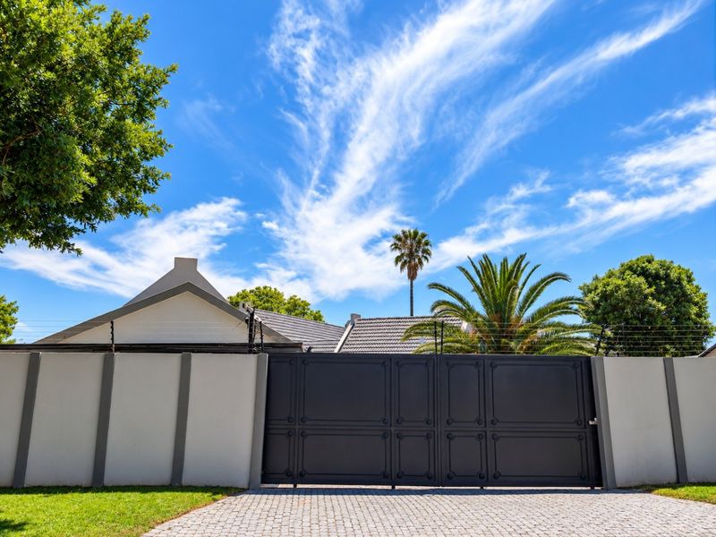 Immaculate, Upgraded Family Home with Separate Flat, Separate Entrances and magnificent entertainment area - Photo 4