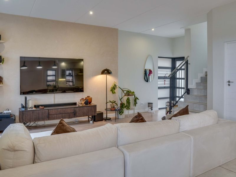 Enjoy a secure, convenient and family-focused lifestyle in this 4 bedroom home in one of Kyalami's established residential areas. - Photo 2