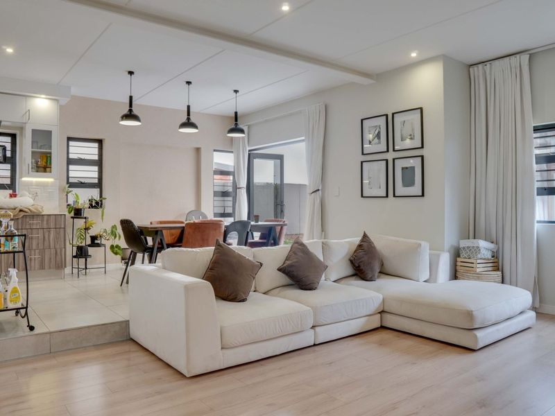 Enjoy a secure, convenient and family-focused lifestyle in this 4 bedroom home in one of Kyalami's established residential areas. - Photo 3