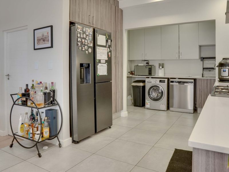 Enjoy a secure, convenient and family-focused lifestyle in this 4 bedroom home in one of Kyalami's established residential areas. - Photo 8