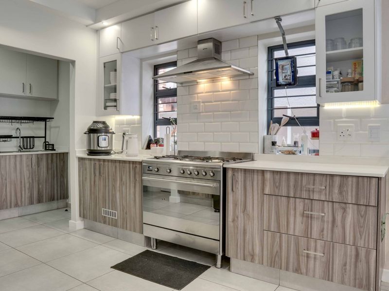Enjoy a secure, convenient and family-focused lifestyle in this 4 bedroom home in one of Kyalami's established residential areas. - Photo 7