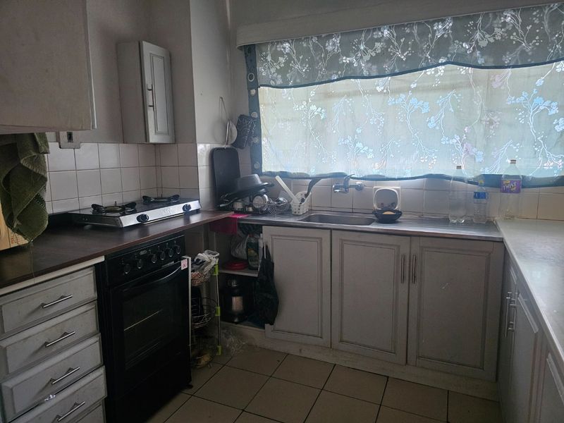 Large 2 Bedroom Apartment in Safe Complex  - Photo 3