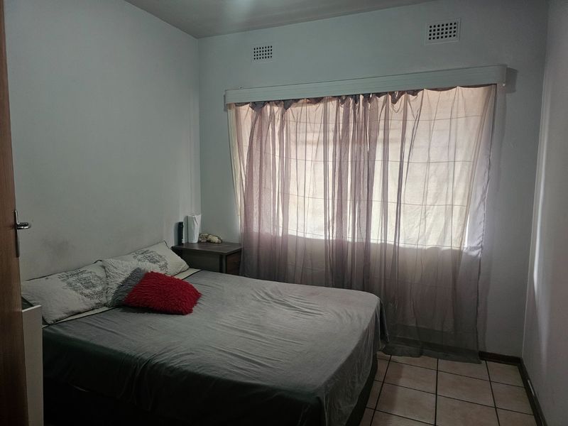 Large 2 Bedroom Apartment in Safe Complex  - Photo 2