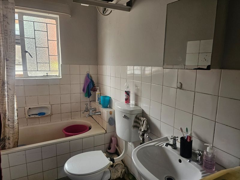 Large 2 Bedroom Apartment in Safe Complex  - Photo 5
