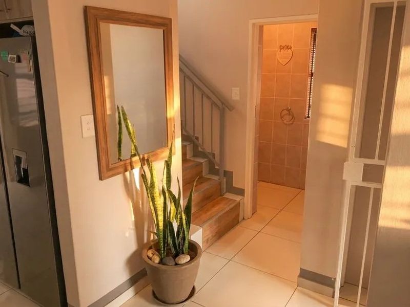 Stylish 3-Bedroom Family Townhouse for Sale in Sundowner, Randburg - Photo 4