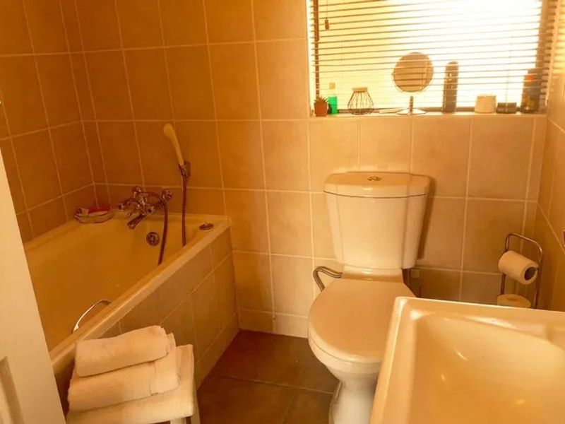 Stylish 3-Bedroom Family Townhouse for Sale in Sundowner, Randburg - Photo 10