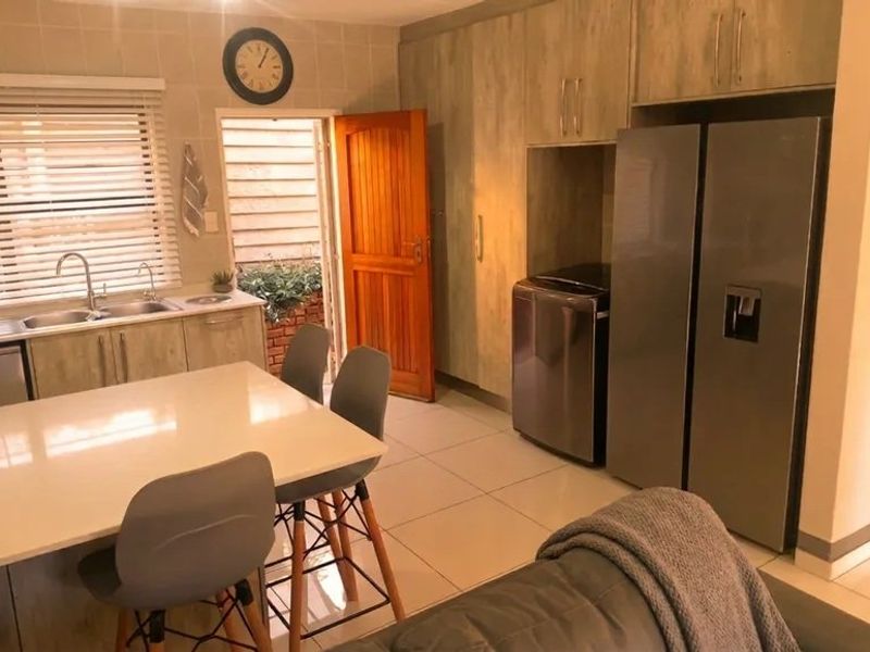 Stylish 3-Bedroom Family Townhouse for Sale in Sundowner, Randburg - Photo 2