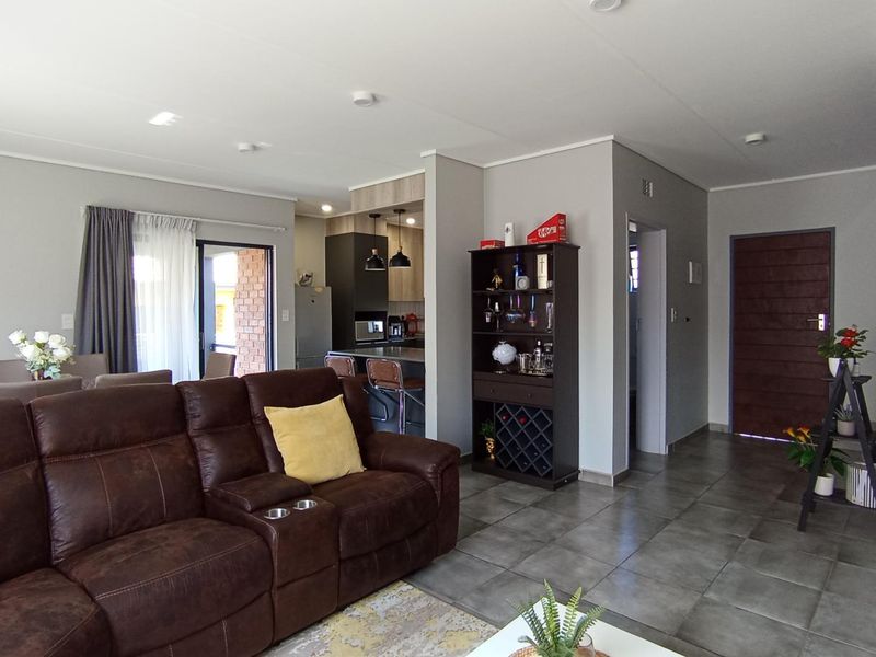 Chic 3 Bedroom Home in Lotus Gardens with Pets Allowed - Photo 3