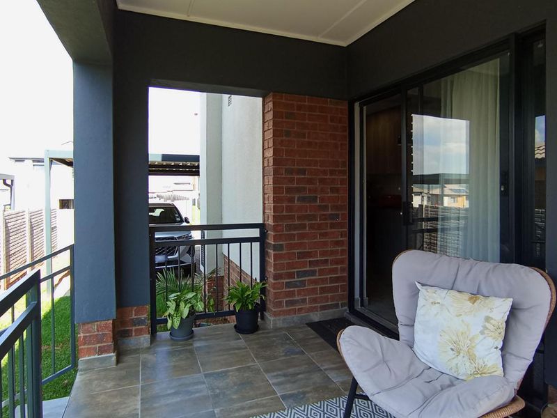 Chic 3 Bedroom Home in Lotus Gardens with Pets Allowed - Photo 2