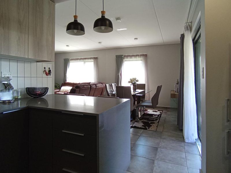 Chic 3 Bedroom Home in Lotus Gardens with Pets Allowed - Photo 5