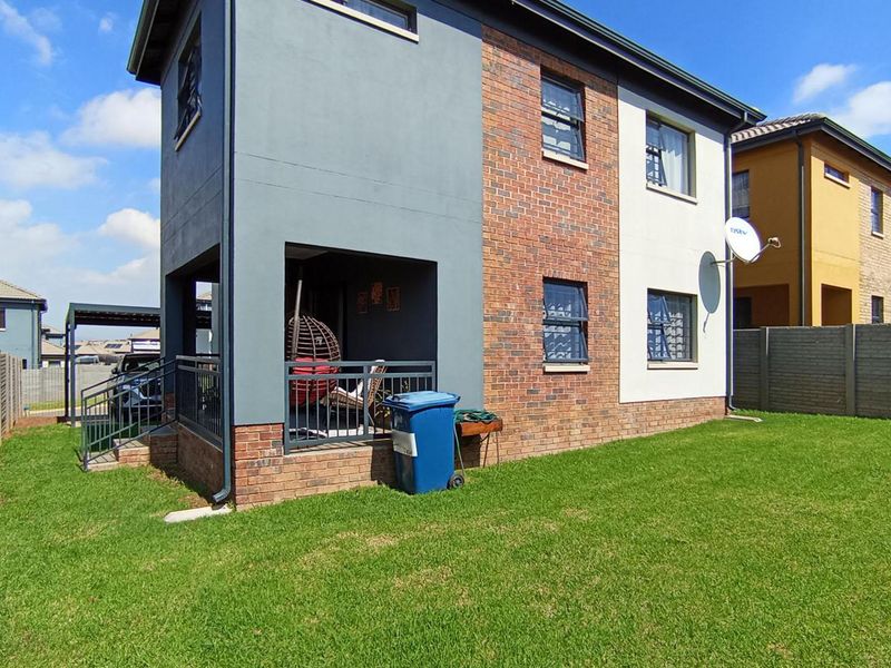 Chic 3 Bedroom Home in Lotus Gardens with Pets Allowed - Photo 10